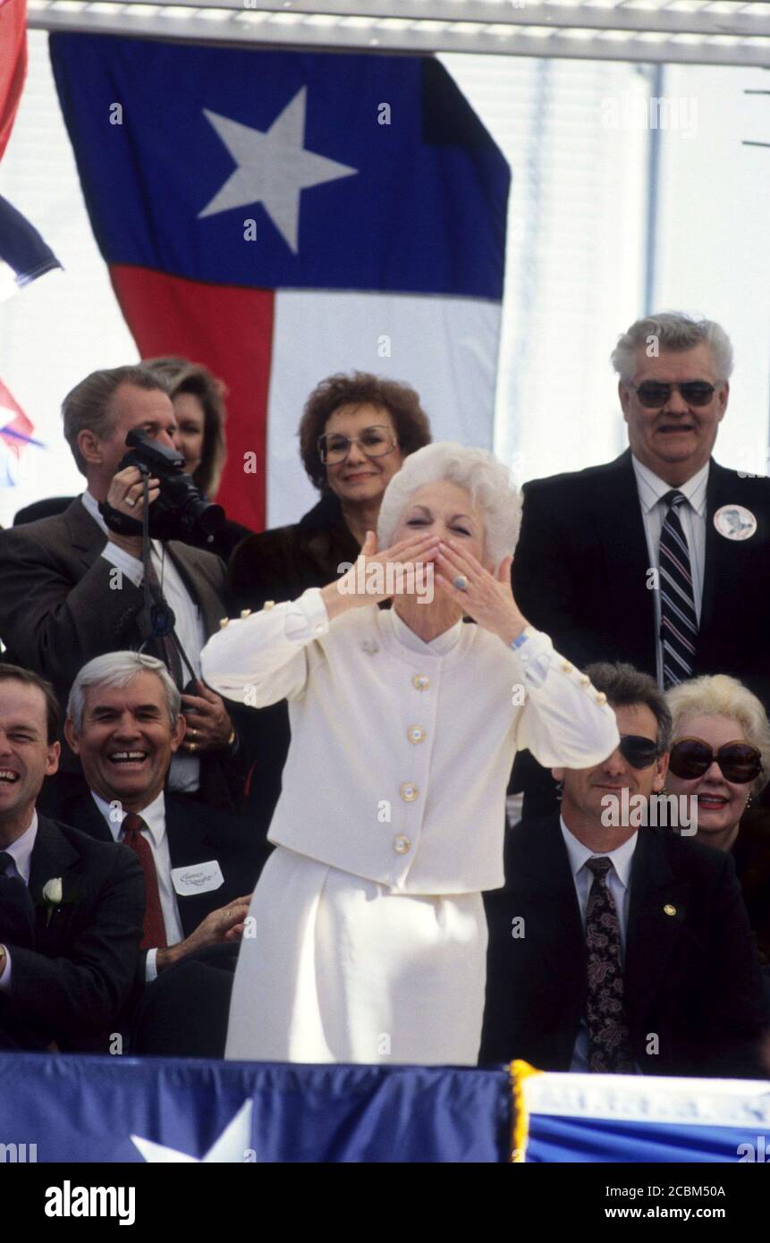 Austin, Texas USA, 15 gennaio 1991: Texas Gov. Ann Richards soffia baci agli artisti mentre guarda la sfilata di inaugurazione in suo onore dallo stand di revisione VIP. ©Bob Daemmrich Foto Stock