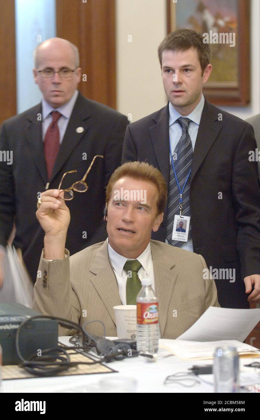 Austin, Texas USA, 25 agosto 2006: Affiancato dal suo staff, il governatore della California Arnold Schwarzenegger parla ad una sessione di negoziazione alla conferenza dei governatori di confine al Campidoglio del Texas. La conferenza annuale offre ai sei governatori messicani e ai quattro governatori di frontiera degli Stati Uniti la possibilità di discutere le preoccupazioni reciproche in materia di immigrazione, economia e sicurezza. ©Bob Daemmrich Foto Stock