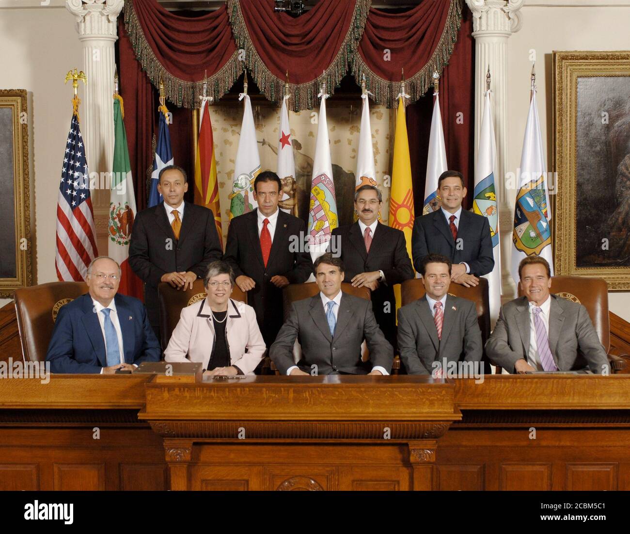 Austin, Texas USA, 25 agosto 2006: Ritratto ufficiale della Conferenza dei governatori di frontiera USA-Messico tenutasi ad Austin: Back row, da sinistra a destra, Jose Reyes Baeza Terrazas di Chihuahua, Messico; Humberto Moreira Valdes di Coahuila, Messico; Jose Natividad Gonzalez Paras' di Nuevo Leon, Messico e Eugenio Hernandez Flores di Tamaulipas, Messico. Prima fila, da sinistra a destra, Eugenio Elorduy Walther di Baja California, Messico; Janet Napolitano dell'Arizona, USA; Rick Perry del Texas, USA; Eduardo Bours di sonora, Messico e Arnold Schwarzenegger della California, USA. ©Bob Daemmrich Foto Stock