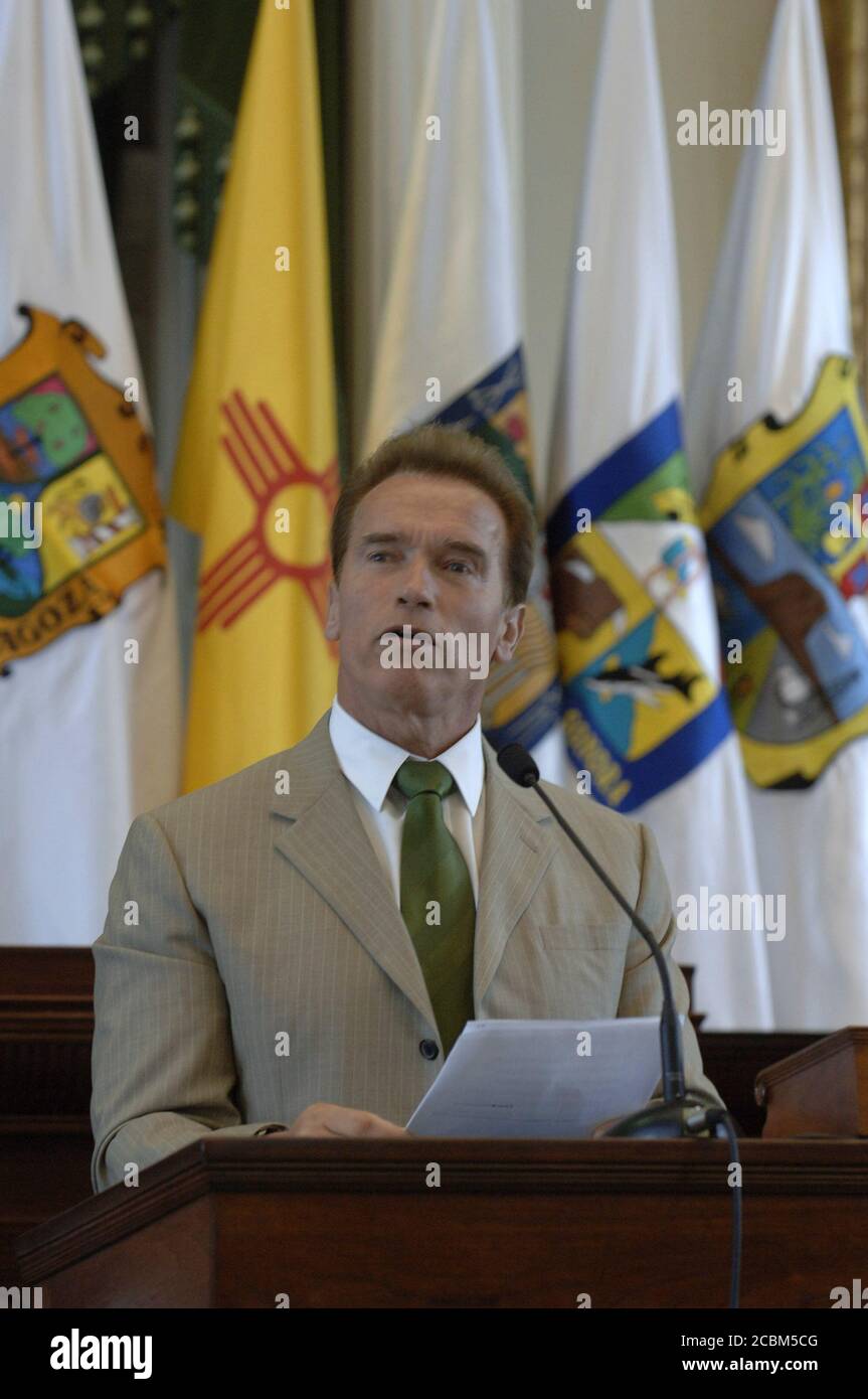 Austin, Texas USA, 25 agosto 2006: California Gov. Arnold Schwarzenegger discute le relazioni del suo stato con il Messico durante la cerimonia di chiusura della conferenza annuale dei governatori di confine presso il Campidoglio del Texas. La vicenda di due giorni dà ai governatori degli Stati Uniti e del Messico la possibilità di discutere le questioni di confine di reciproca preoccupazione. ©Bob Daemmrich Foto Stock