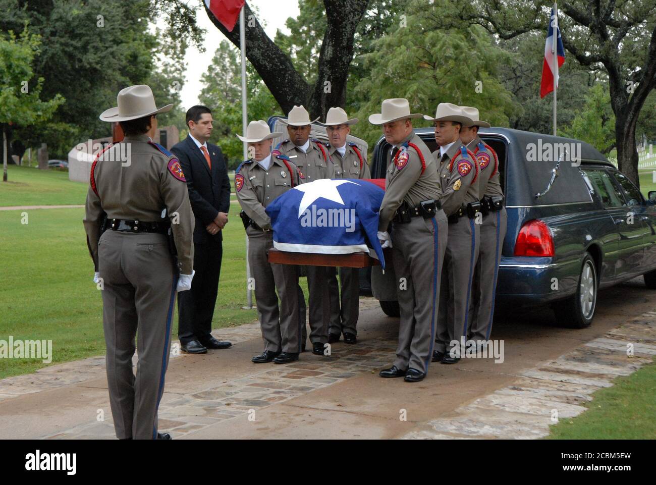 Austin, TX 18 settembre 2006: I truppe del Dipartimento di pubblica sicurezza del Texas trasportano la cassa dell'ex governatore del Texas Ann Richards, al cimitero di stato del Texas durante un servizio commemorativo Lunedi mattina. Richards morì all'età di 73 anni dopo aver combattuto contro il cancro per sei mesi. ©Bob Daemmrich Foto Stock