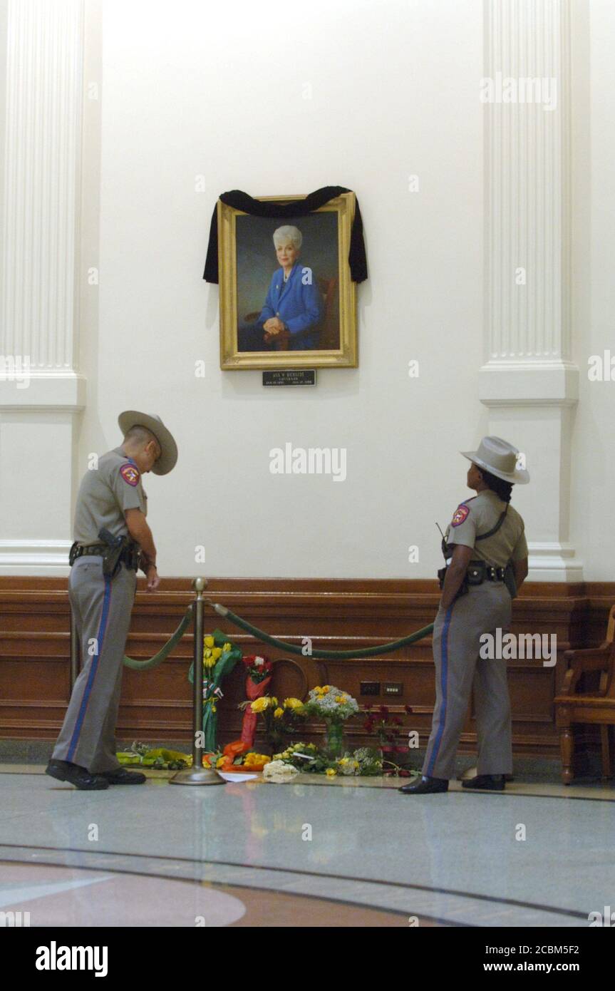 Austin, Texas 15 settembre 2006: Gli agenti di sicurezza visualizzano un piccolo memoriale sotto il ritratto ufficiale dell'ex governatore del Texas Ann Richards nella rotonda del Campidoglio del Texas venerdì pomeriggio. Richards, 73, noto per il suo umorismo e la sua savvy politica, è morto mercoledì ad Austin. ©Marjorie Cotera / Daemmrich Foto / Foto Stock