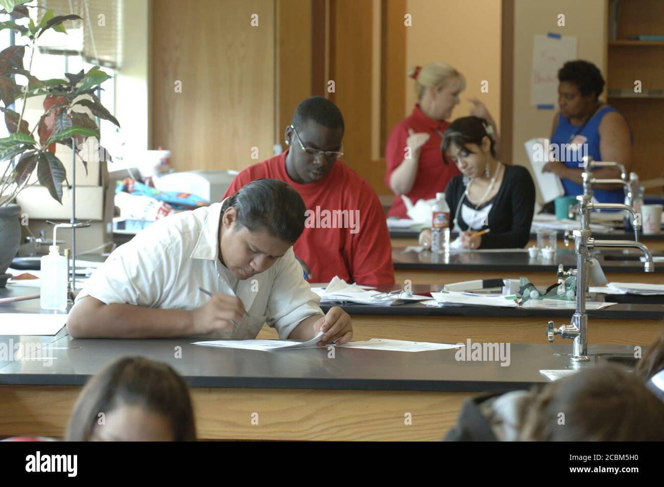 Austin, Texas USA, 22 settembre 2006: Diversi gruppi di studenti compilano i rapporti durante il laboratorio di scienza alla Travis High School, una scuola prevalentemente ispanica sul lato sud di Austin. ©Bob Daemmrich Foto Stock Austin, Texas USA, 22 settembre 2006: Diversi gruppi di studenti compilano i rapporti durante il laboratorio di scienza alla Travis High School, una scuola prevalentemente ispanica sul lato sud di Austin. ©Bob Daemmrich Foto Stock