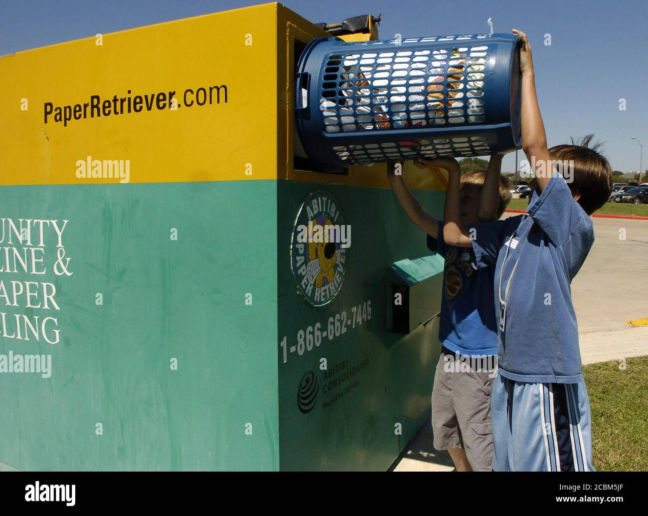 Round Rock, Texas USA: I ragazzi del quarto grado depositano la carta nel cestino alla scuola elementare. ©Bob Daemmrich Foto Stock