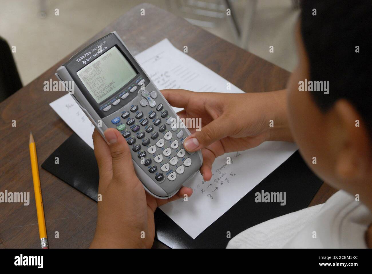 Austin, TX 22 settembre 2006: Studente che usa la calcolatrice in classe alla Travis High School, una scuola superiore prevalentemente ispanica sul lato sud di Austin. ©Bob Daemmrich Foto Stock