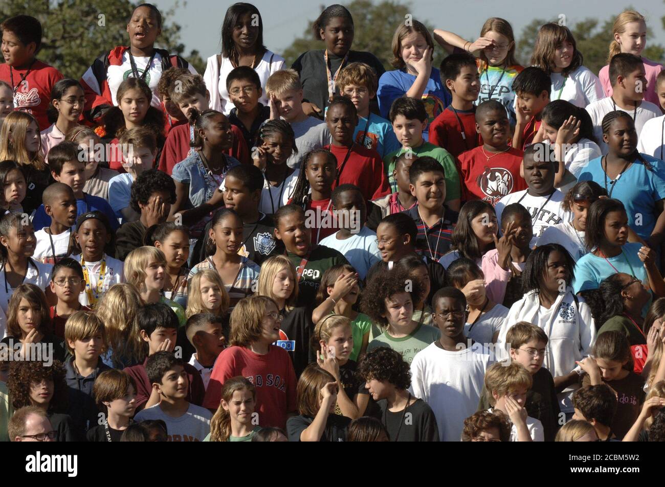 Austin, Texas USA, 26 settembre 2006: Gli studenti del settimo grado posano per una foto di classe alla Kealing Middle School. La scuola pubblica di magnete del quartiere ha una popolazione studentesca diversa. ©Bob Daemmrich Foto Stock Austin, Texas USA, 26 settembre 2006: Gli studenti del settimo grado posano per una foto di classe alla Kealing Middle School. La scuola pubblica di magnete del quartiere ha una popolazione studentesca diversa. ©Bob Daemmrich Foto Stock