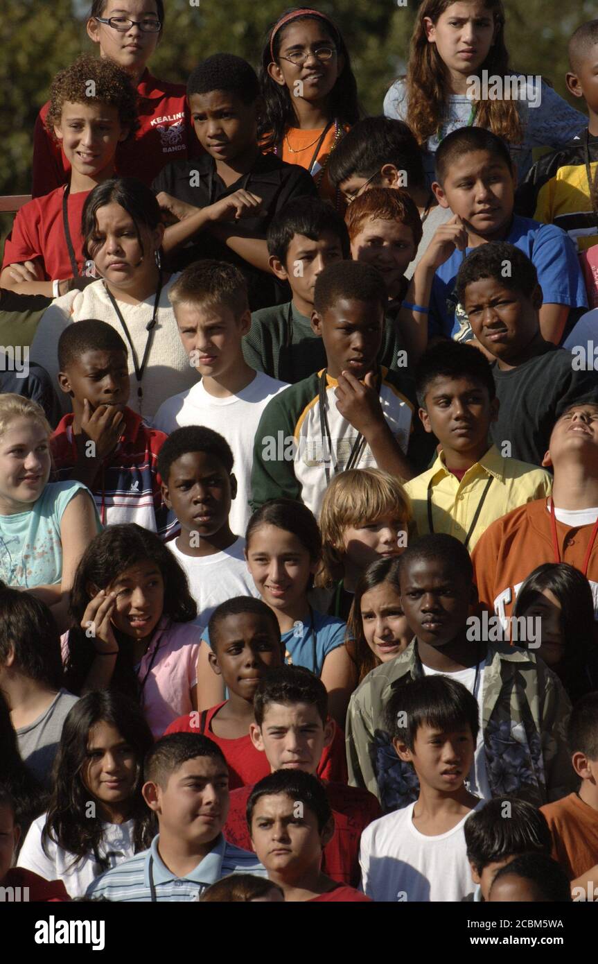 Austin, Texas USA, 26 settembre 2006: Gli studenti del settimo grado posano per una foto di classe alla Kealing Middle School. La scuola pubblica di magnete del quartiere ha una popolazione studentesca diversa. ©Bob Daemmrich Foto Stock Austin, Texas USA, 26 settembre 2006: Gli studenti del settimo grado posano per una foto di classe alla Kealing Middle School. La scuola pubblica di magnete del quartiere ha una popolazione studentesca diversa. ©Bob Daemmrich Foto Stock