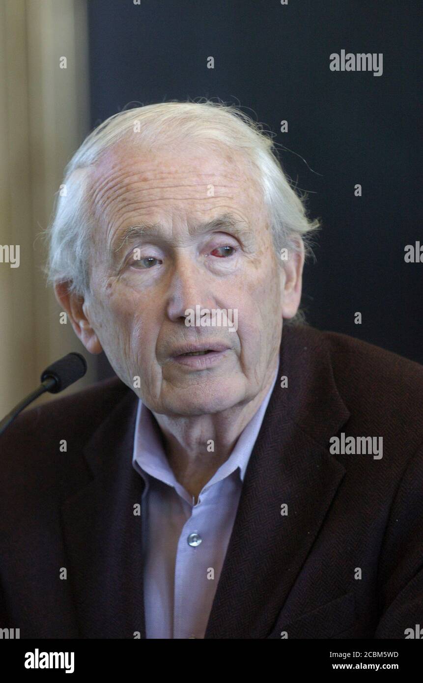 Austin, Texas USA, 28 ottobre 2006: Autore vincitore del premio Pulitzer ed ex educatore Frank McCourt che parla all'undicesimo festival annuale del libro del Texas al Campidoglio dello Stato. ©Bob Daemmrich Foto Stock