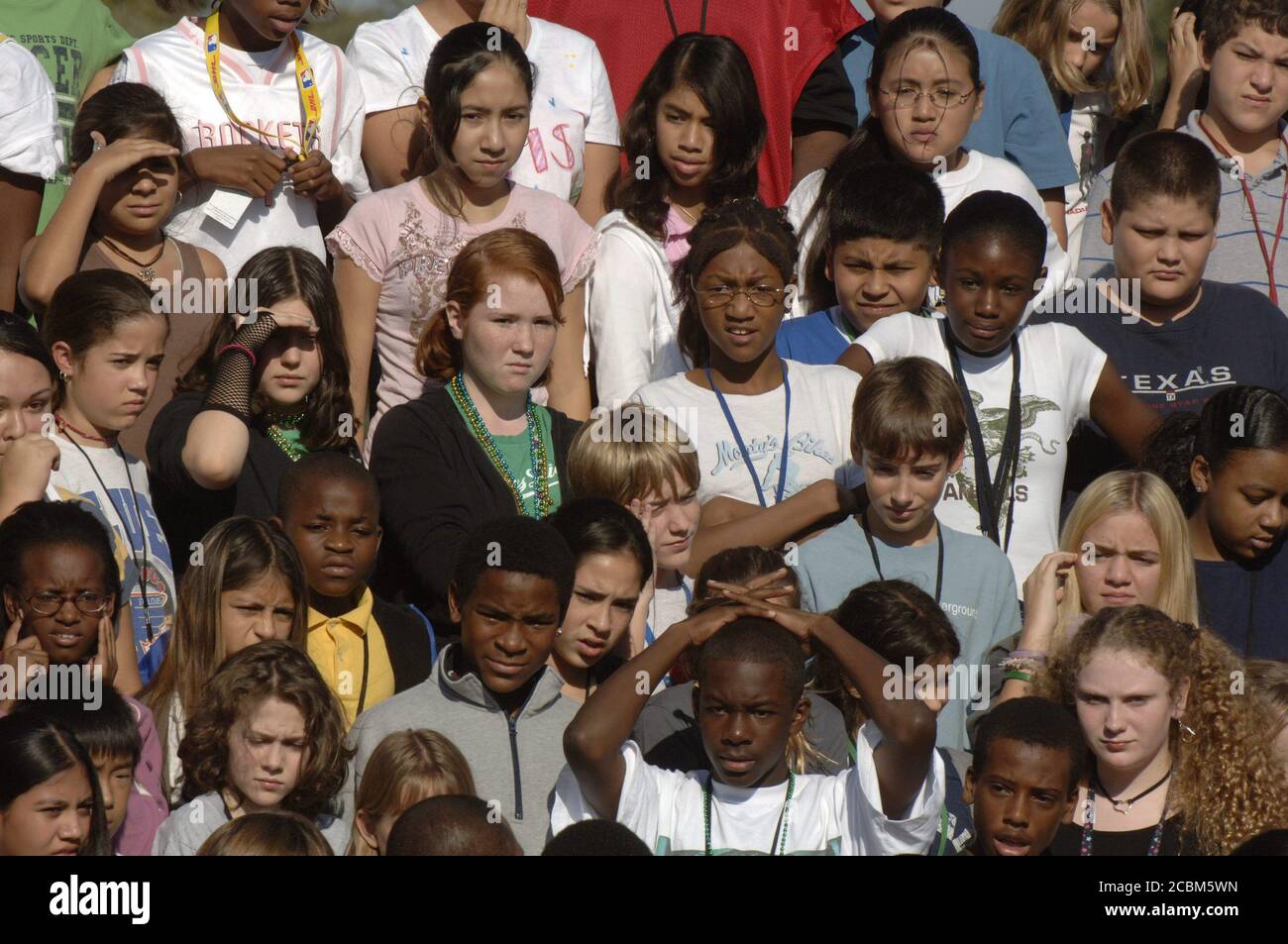 Austin, Texas USA, 26 settembre 2006: Gli studenti del settimo grado posano per una foto di classe alla Kealing Middle School. La scuola pubblica di magnete del quartiere ha una popolazione studentesca diversa. ©Bob Daemmrich Foto Stock Austin, Texas USA, 26 settembre 2006: Gli studenti del settimo grado posano per una foto di classe alla Kealing Middle School. La scuola pubblica di magnete del quartiere ha una popolazione studentesca diversa. ©Bob Daemmrich Foto Stock
