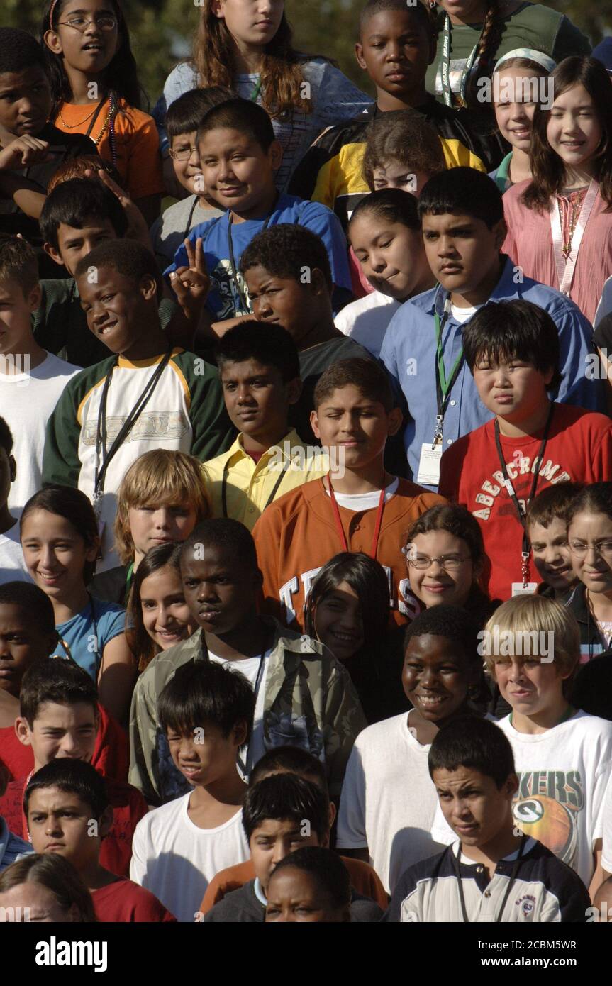 Austin, Texas USA, 26 settembre 2006: Gli studenti del settimo grado posano per una foto di classe alla Kealing Middle School. La scuola pubblica di magnete del quartiere ha una popolazione studentesca diversa. ©Bob Daemmrich Foto Stock Austin, Texas USA, 26 settembre 2006: Gli studenti del settimo grado posano per una foto di classe alla Kealing Middle School. La scuola pubblica di magnete del quartiere ha una popolazione studentesca diversa. ©Bob Daemmrich Foto Stock