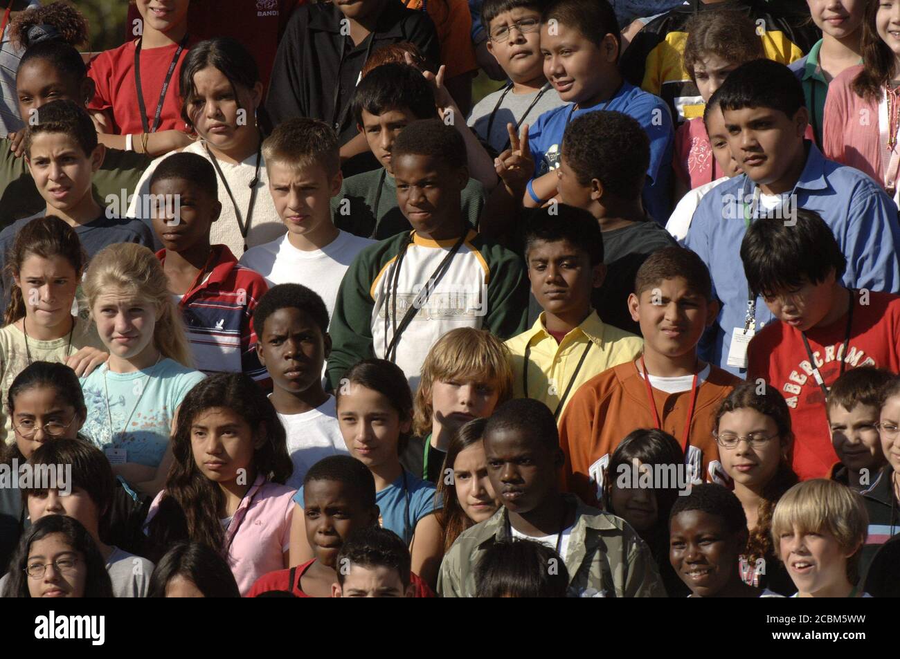 Austin, Texas USA, 26 settembre 2006: Gli studenti del settimo grado posano per una foto di classe alla Kealing Middle School. La scuola pubblica di magnete del quartiere ha una popolazione studentesca diversa. ©Bob Daemmrich Foto Stock Austin, Texas USA, 26 settembre 2006: Gli studenti del settimo grado posano per una foto di classe alla Kealing Middle School. La scuola pubblica di magnete del quartiere ha una popolazione studentesca diversa. ©Bob Daemmrich Foto Stock