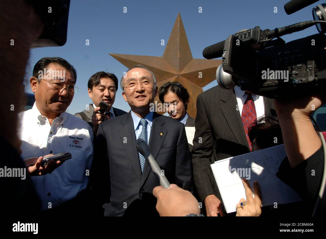 San Antonio, Texas 17 novembre 2006: Il CEO della Toyota Motor Company Katsuaki Watanabe parla ai giornalisti dopo che i primi due camion rotolano fuori della linea di assemblaggio al nuovo stabilimento di assemblaggio del Texas del sud di Toyota Motor Manufacturing nella contea di Bexar. La struttura da 1.28 miliardi di dollari impiega circa 1,800 lavoratori. ©Bob Daemmrich Foto Stock