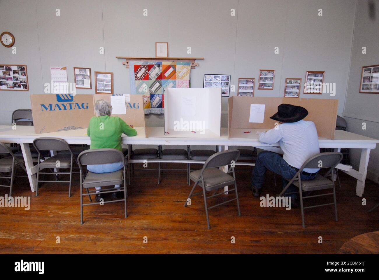 Pearl, Texas 7 novembre 2006: Agricoltori e allevatori, tra cui Thelma (l) e Mack Wilkerson, nel Texas centro-occidentale, votano al Pearl Community Center, appena a nord di Fort Hood, utilizzando i vecchi ballottaggi di carta. I voti cartacei, più familiari agli elettori tradizionali più anziani, vengono poi scansionati per conteggiare. ©Bob Daemmrich Foto Stock