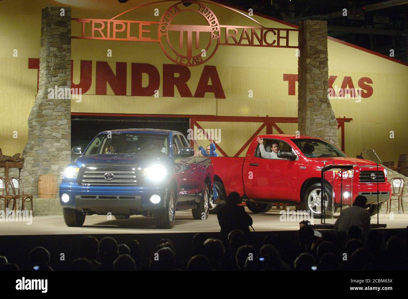 San Antonio, Texas 17 novembre 2006: I primi due ritiri Toyota Tundra dalla linea di assemblaggio arrivano sul palco per una celebrazione presso lo stabilimento da 1.3 miliardi di dollari aperto nella contea di Bexar, Texas. La struttura da 1.28 miliardi di dollari impiega circa 1,800 lavoratori. ©Bob Daemmrich Foto Stock
