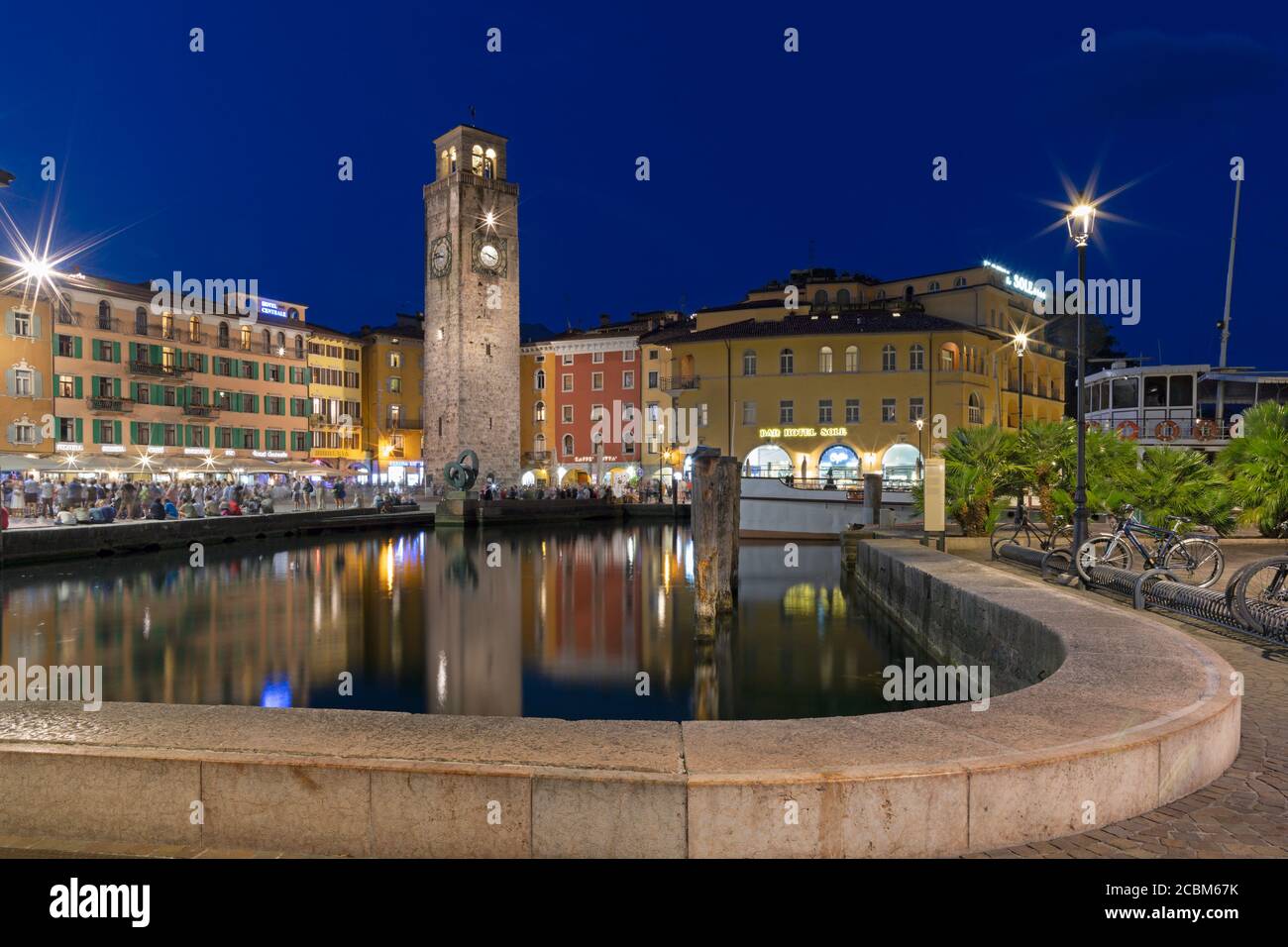 RIVA DEL GARDA, Italia - Giugno 6, 2019: la città da sud con le Alpi di sfondo. Foto Stock