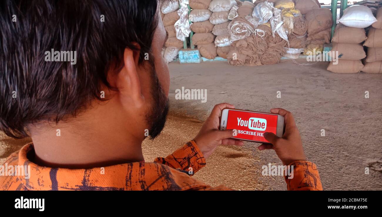DISTRETTO KATNI, INDIA - 20 SETTEMBRE 2019: Il logo del tubo di voi presentato sullo schermo del telefono intelligente da uomo indiano che tiene il mobile sulla mano per il awaren dei mezzi sociali Foto Stock