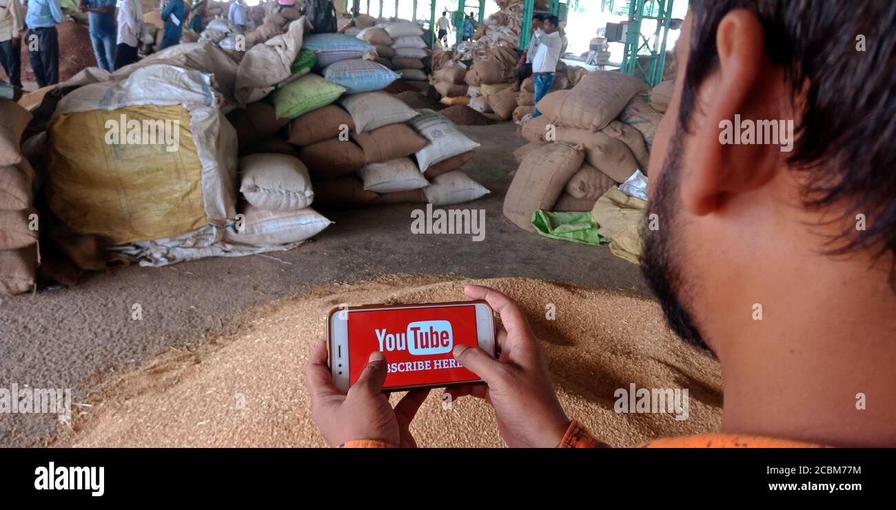 DISTRETTO KATNI, INDIA - 20 SETTEMBRE 2019: Il logo di youtube tocca sullo schermo dello smartphone da un uomo indiano che tiene il cellulare a portata di mano per i premi dei social media Foto Stock