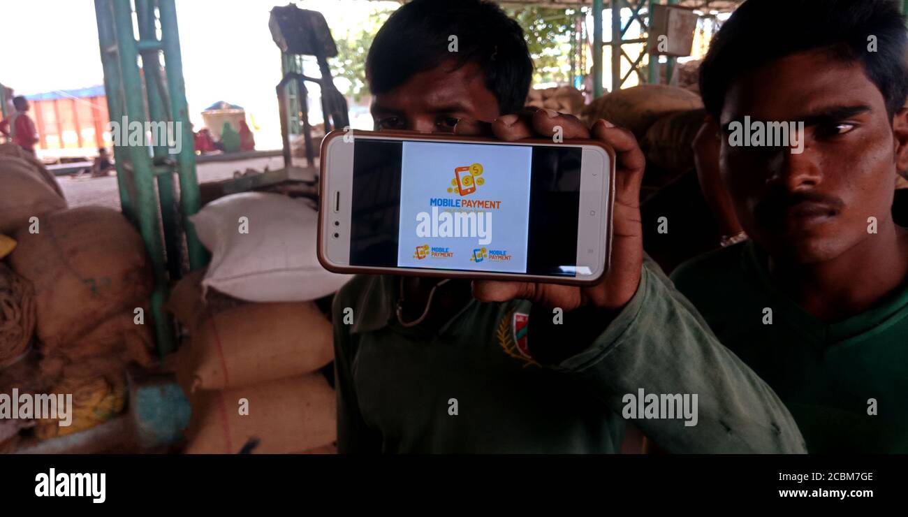 DISTRETTO KATNI, INDIA - 20 SETTEMBRE 2019: Il logo di concetto di pagamento online presentato sullo schermo dello smartphone da un uomo indiano che tiene il cellulare a portata di mano per la socia Foto Stock