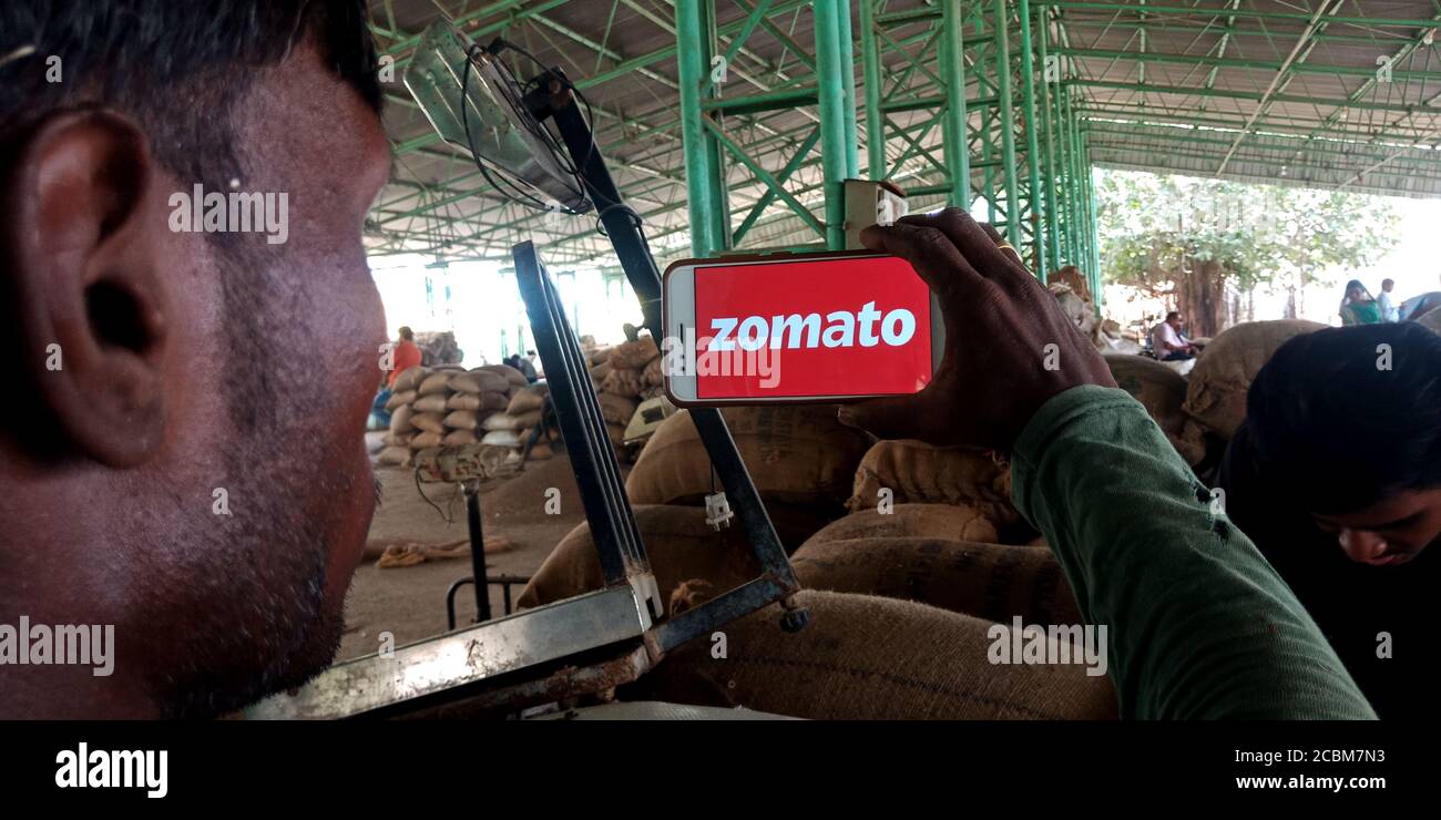 DISTRETTO KATNI, INDIA - 20 SETTEMBRE 2019: Zomato buy food online logo presentato su schermo smartphone da uomo indiano tenendo mobile a portata di mano per la socia Foto Stock