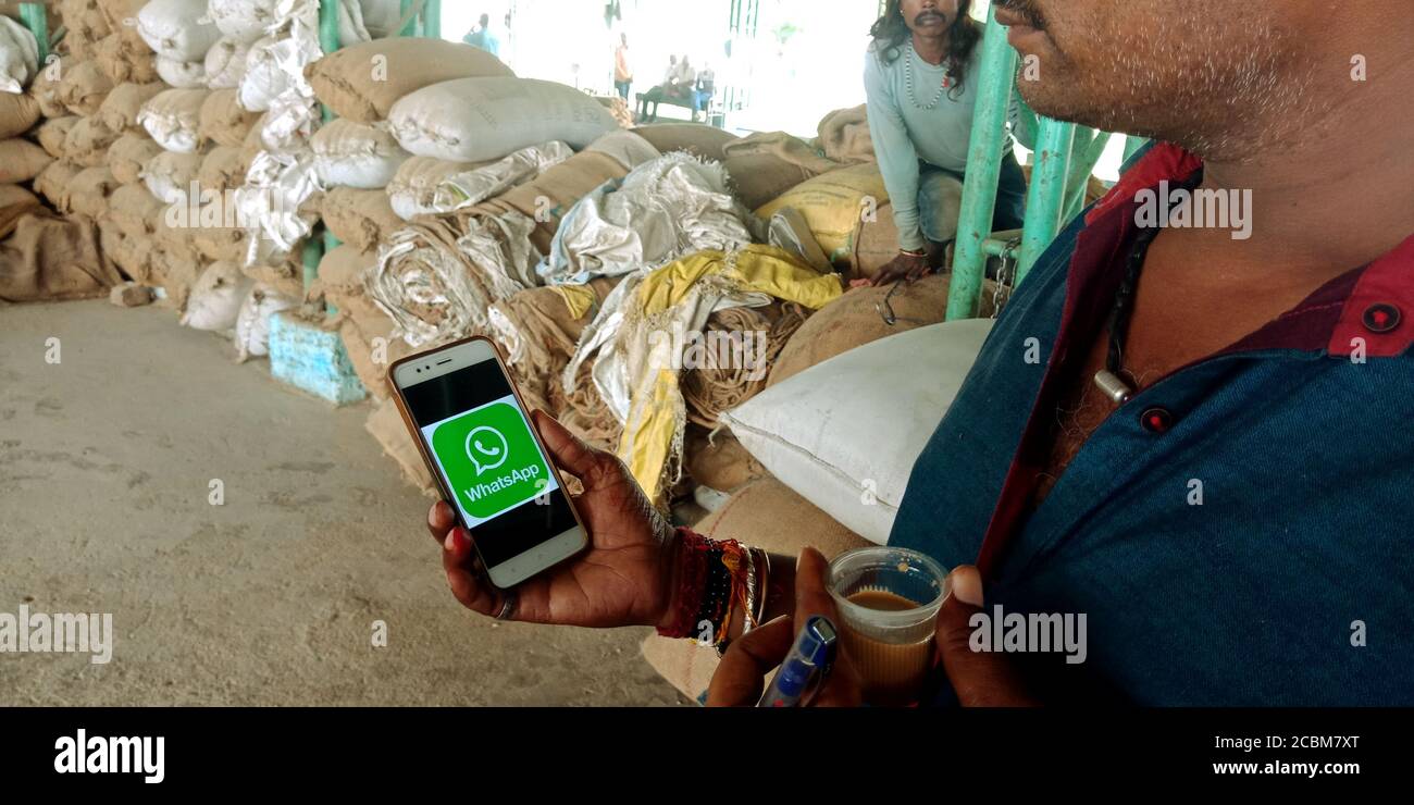 DISTRICT KATNI, INDIA - 20 SETTEMBRE 2019: Logo dell'app presentato sullo schermo dello smartphone da un uomo indiano che tiene il cellulare a portata di mano per i social media Foto Stock