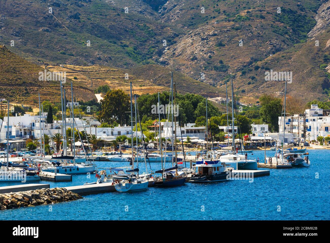 Vista di Livadi villaggio e il suo porto sul Serifos isola Foto stock -  Alamy