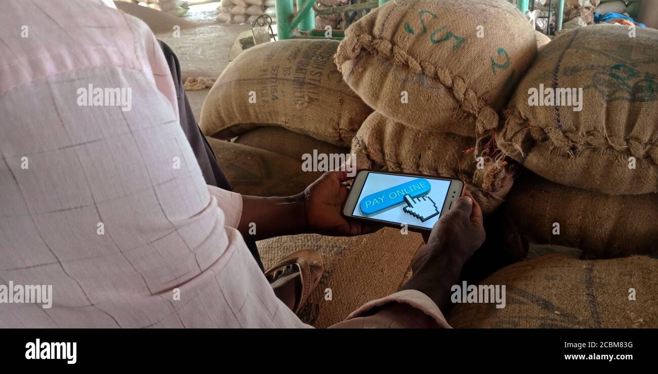 DISTRETTO KATNI, INDIA - 20 SETTEMBRE 2019: Logo pay online presentato sullo schermo dello smartphone da un uomo indiano che tiene il cellulare a disposizione per il pagamento digitale A. Foto Stock