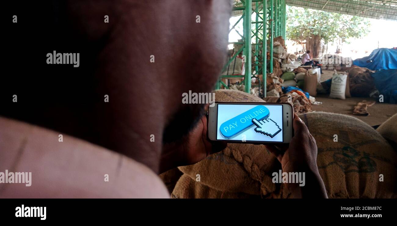 DISTRETTO KATNI, INDIA - 20 SETTEMBRE 2019: Logo pay online presentato sullo schermo dello smartphone da un uomo indiano che tiene il cellulare a disposizione per il pagamento digitale A. Foto Stock