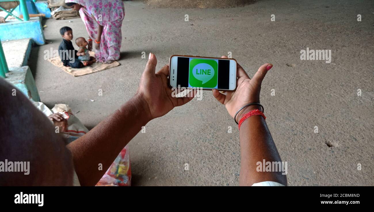 DISTRICT KATNI, INDIA - 20 SETTEMBRE 2019: Logo della linea presentato sullo schermo dello smartphone da un uomo indiano che tiene il cellulare a portata di mano per la consapevolezza dei social media Foto Stock