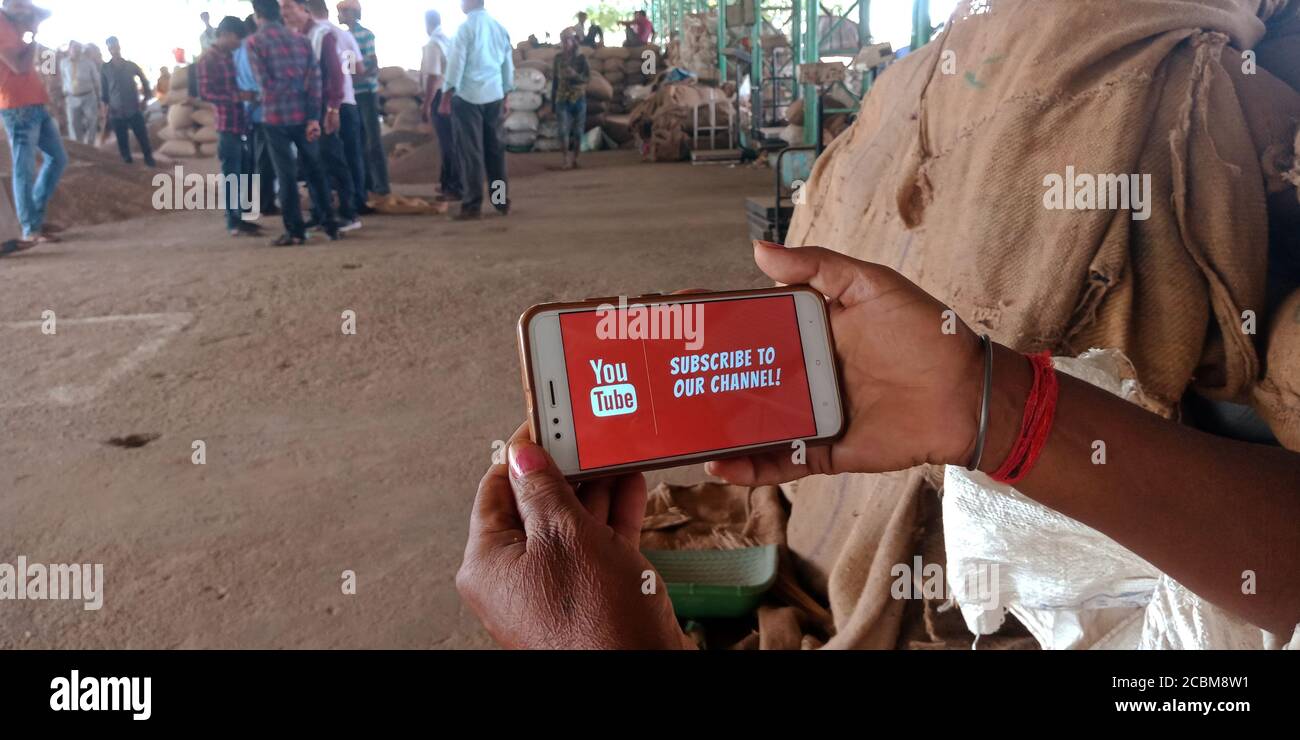 DISTRETTO KATNI, INDIA - 20 SETTEMBRE 2019: Tu tube iscriviti al nostro logo del canale presentato sullo schermo dello smartphone da un uomo indiano che tiene il cellulare su han Foto Stock