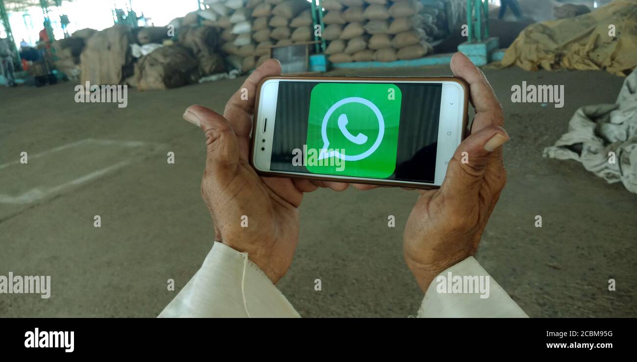 DISTRICT KATNI, INDIA - 20 SETTEMBRE 2019: Logo dell'app presentato sullo schermo dello smartphone da un uomo indiano che tiene il cellulare a portata di mano per i social media Foto Stock