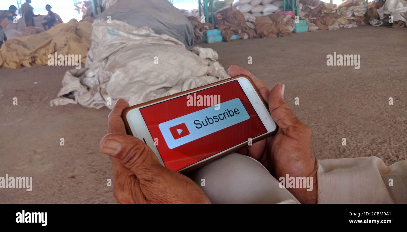DISTRETTO KATNI, INDIA - 20 SETTEMBRE 2019: Abbonisi voi il marchio del canale del tubo presentato sullo schermo del telefono intelligente dall'uomo indiano che tiene il mobile sulla mano per s Foto Stock