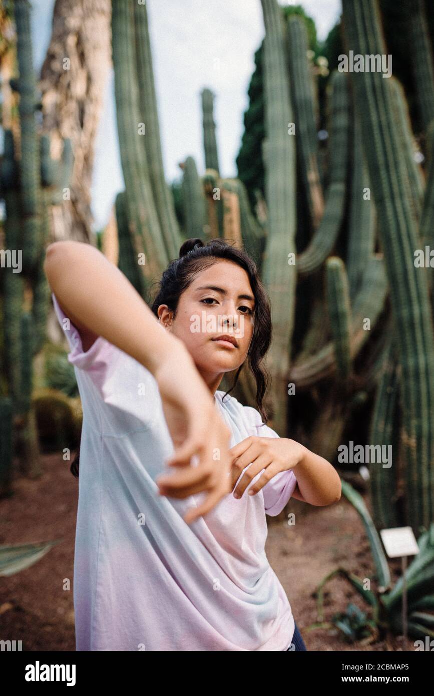 Latina ragazza con camicia boho danzante circondata da cactus' Foto stock -  Alamy