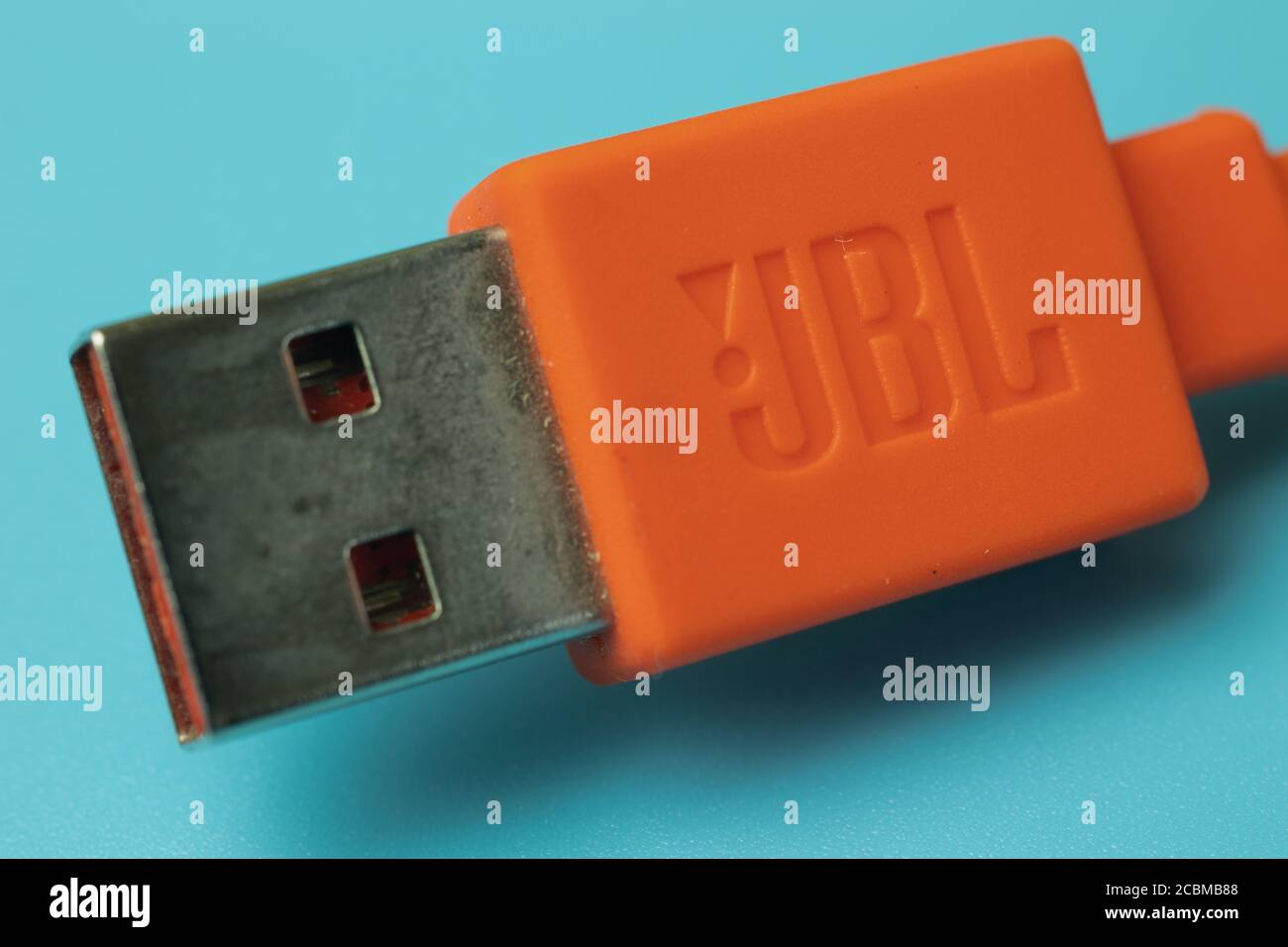 Mosca, Russia - 1 Giugno 2020: Logo JBL accessorio USB , Editoriale illustrativo. Foto Stock