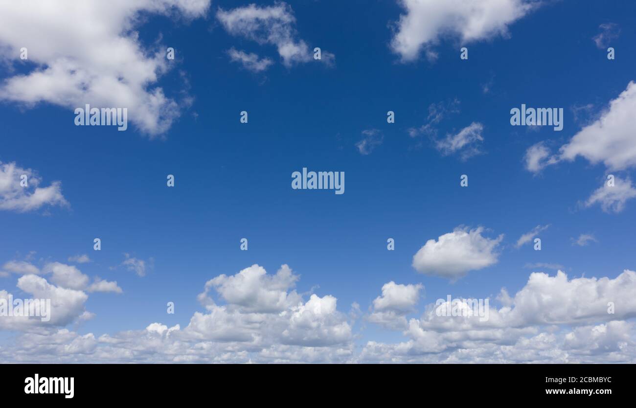 Panorama di bel cielo azzurro chiaro e nuvole bianche, riprese qualitative ad alto dettaglio, senza uccelli e rumore. Foto Stock