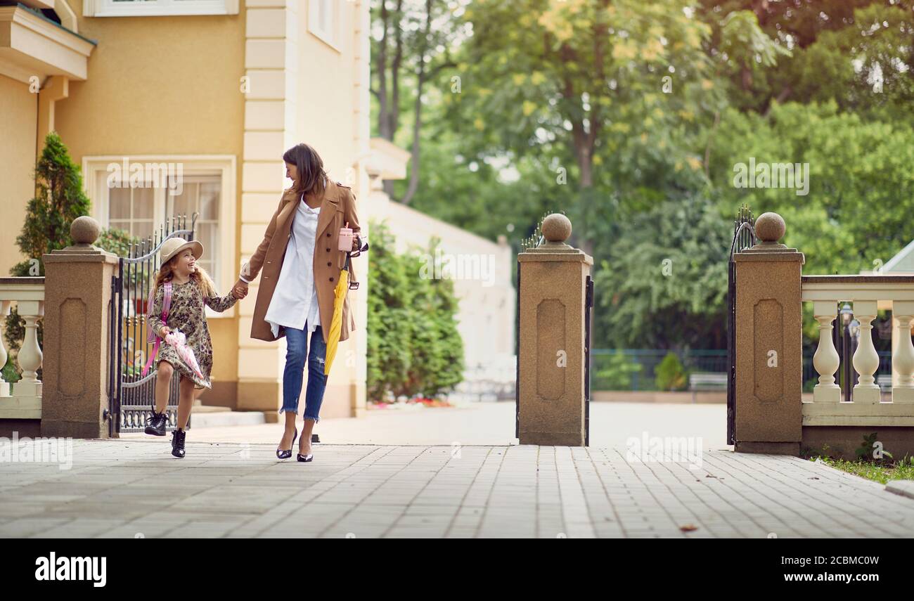 Madre e figlia pronte per il primo giorno di scuola Foto Stock