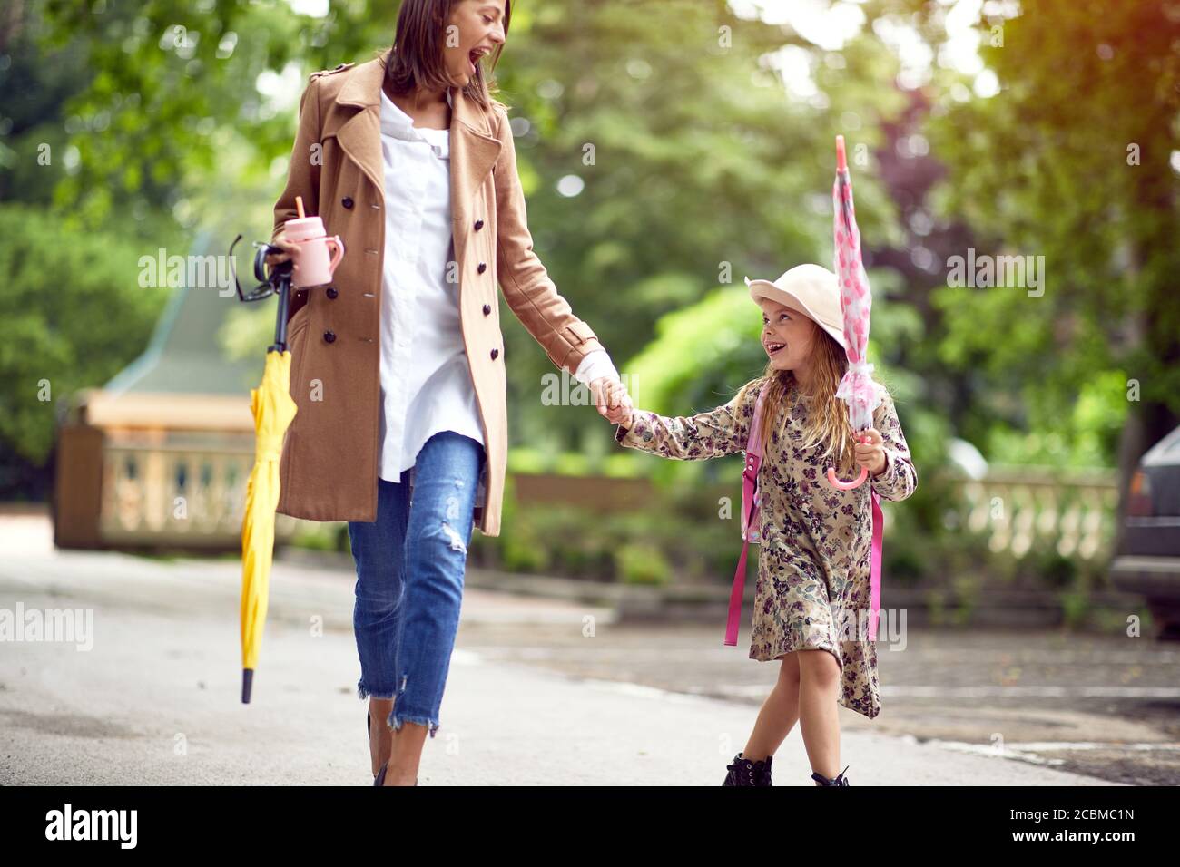 Madre e figlia vanno a scuola insieme Foto Stock