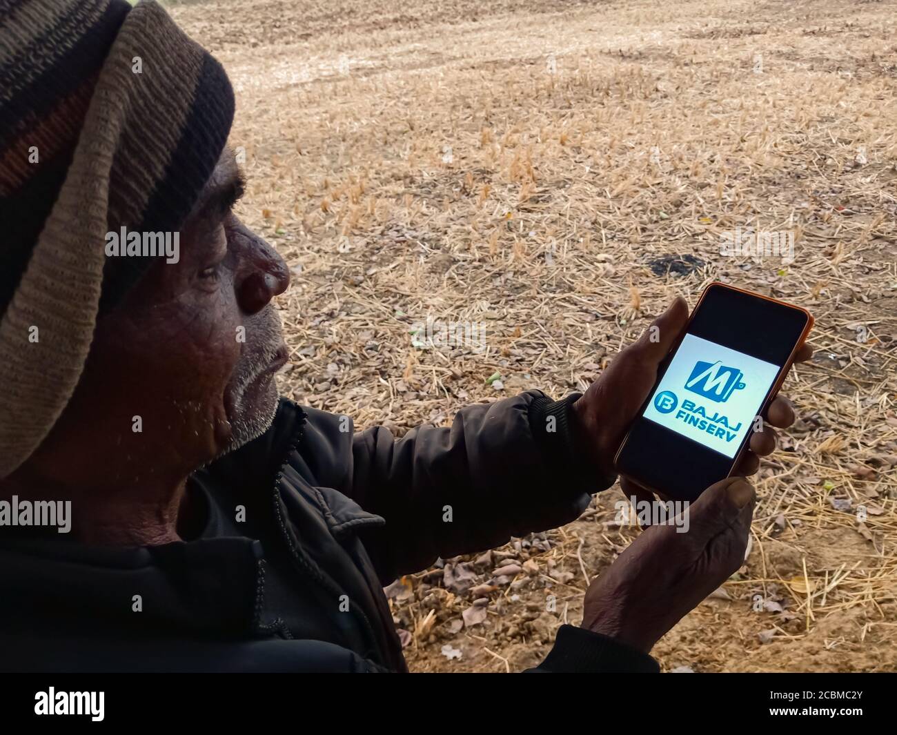DISTRETTO KATNI, INDIA - 20 DICEMBRE 2019: Bajaj Finserv Ltd. Logo della società di servizi finanziari presentato sullo schermo digitale dello smartphone dal villaggio indiano Foto Stock