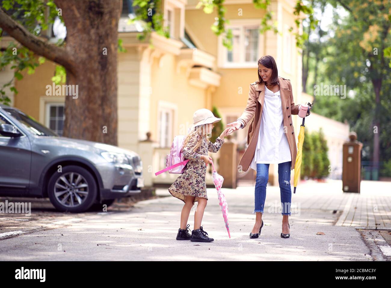 Mamma e figlia giocano in un modo per la scuola Foto Stock