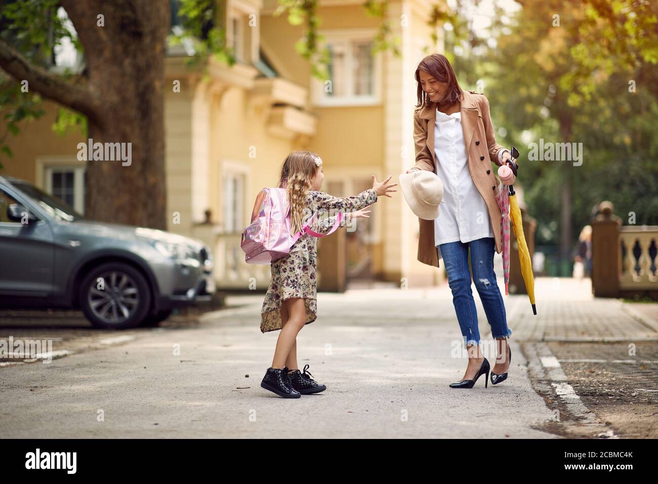 Mamma e figlia giocano in un modo per la scuola Foto Stock