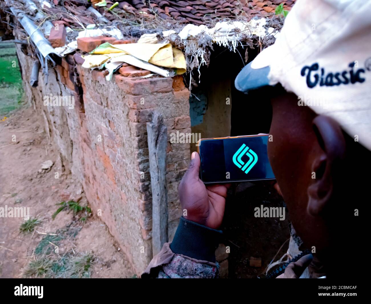 DISTRETTO KATNI, INDIA - 20 DICEMBRE 2019: CashBean prestito accessibile il logo istantaneo presentato sullo schermo digitale del telefono intelligente dalla mano della gente del villaggio indiano Foto Stock