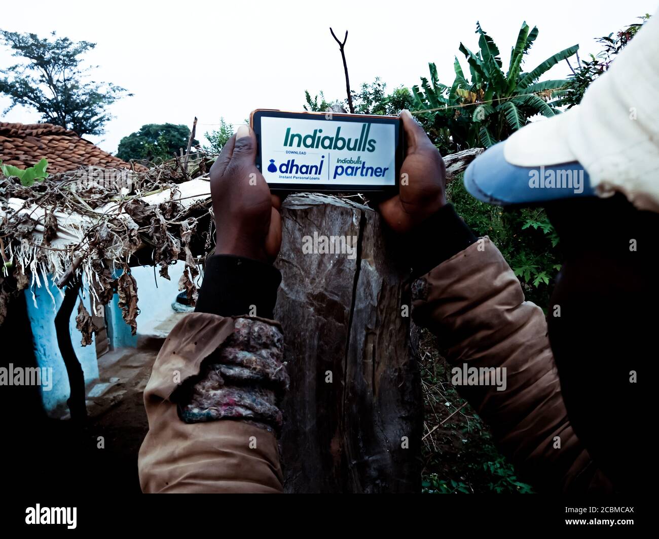 DISTRETTO KATNI, INDIA - 20 DICEMBRE 2019: Il conglomerato di Indabulls dhani il logo di prestito istantaneo presentato sullo schermo digitale del telefono intelligente dal villaggio indiano p Foto Stock