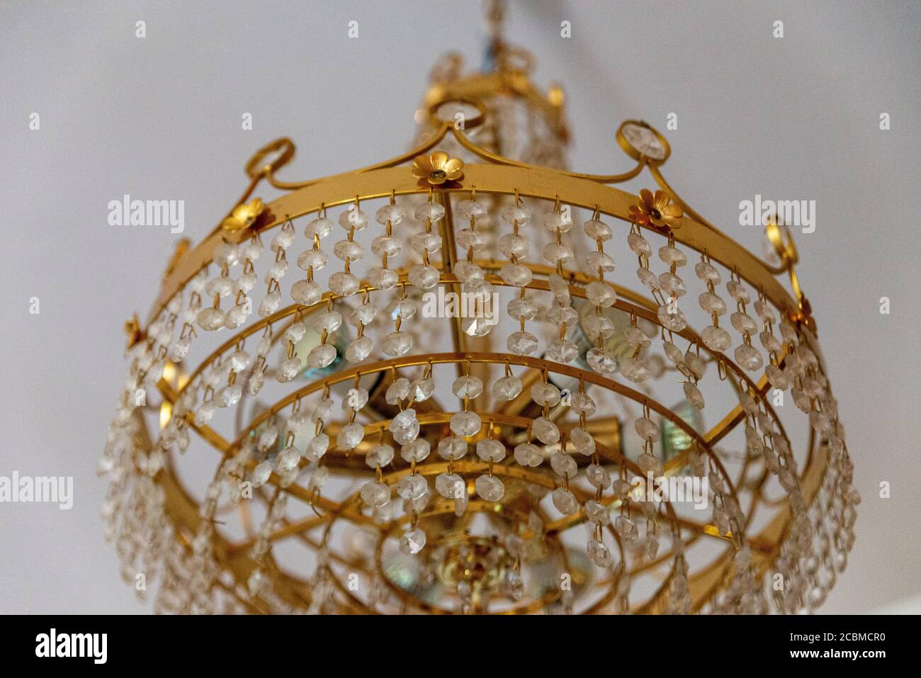 lampadario in cristallo e ottone per un soggiorno in stile classico Foto Stock