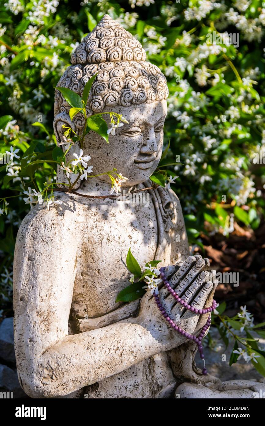 Statua di Buddha in un giardino. Foto Stock
