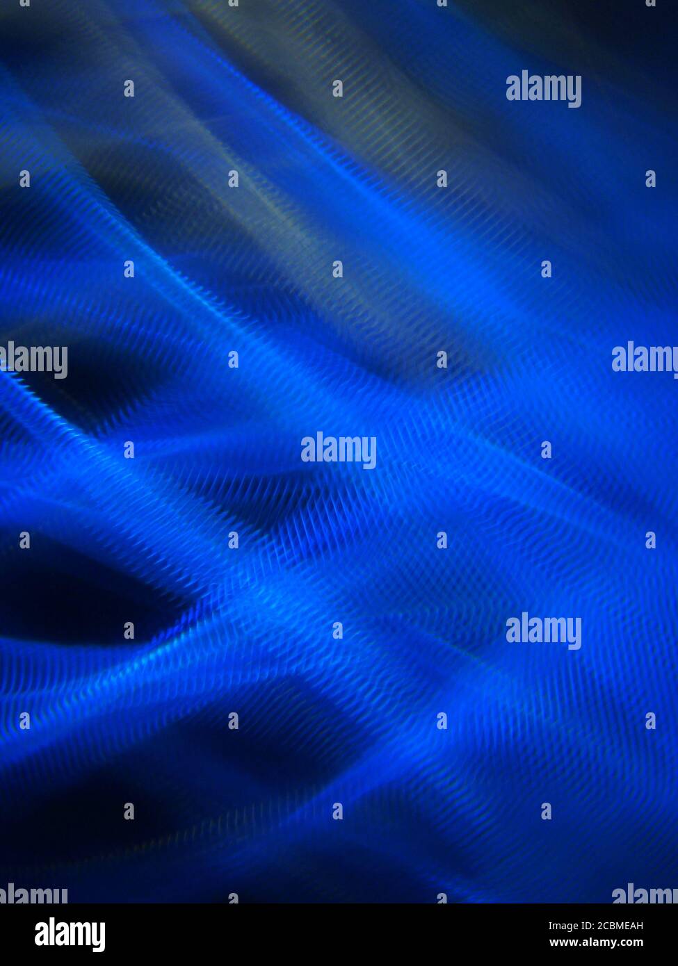 Immagine di uno sfondo sfocato verticale con interlacciamento, rifrazione e effetti di rotazione Foto Stock