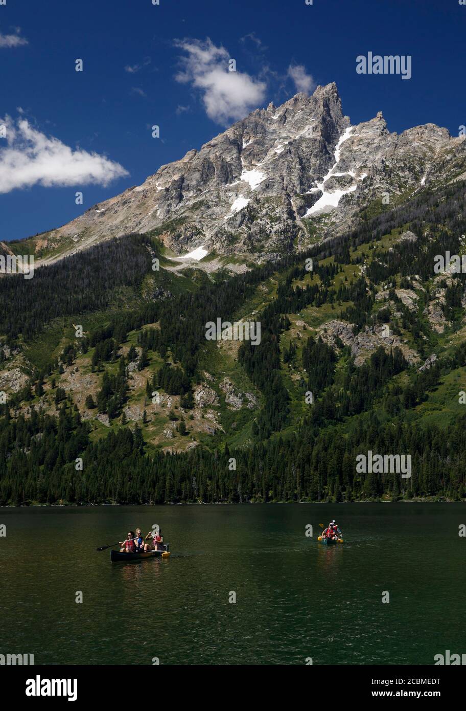 I visitatori del parco nazionale potranno praticare canoa sul lago Jenny durante l'estate nel Grand Teton National Park, Wyoming. Foto Stock
