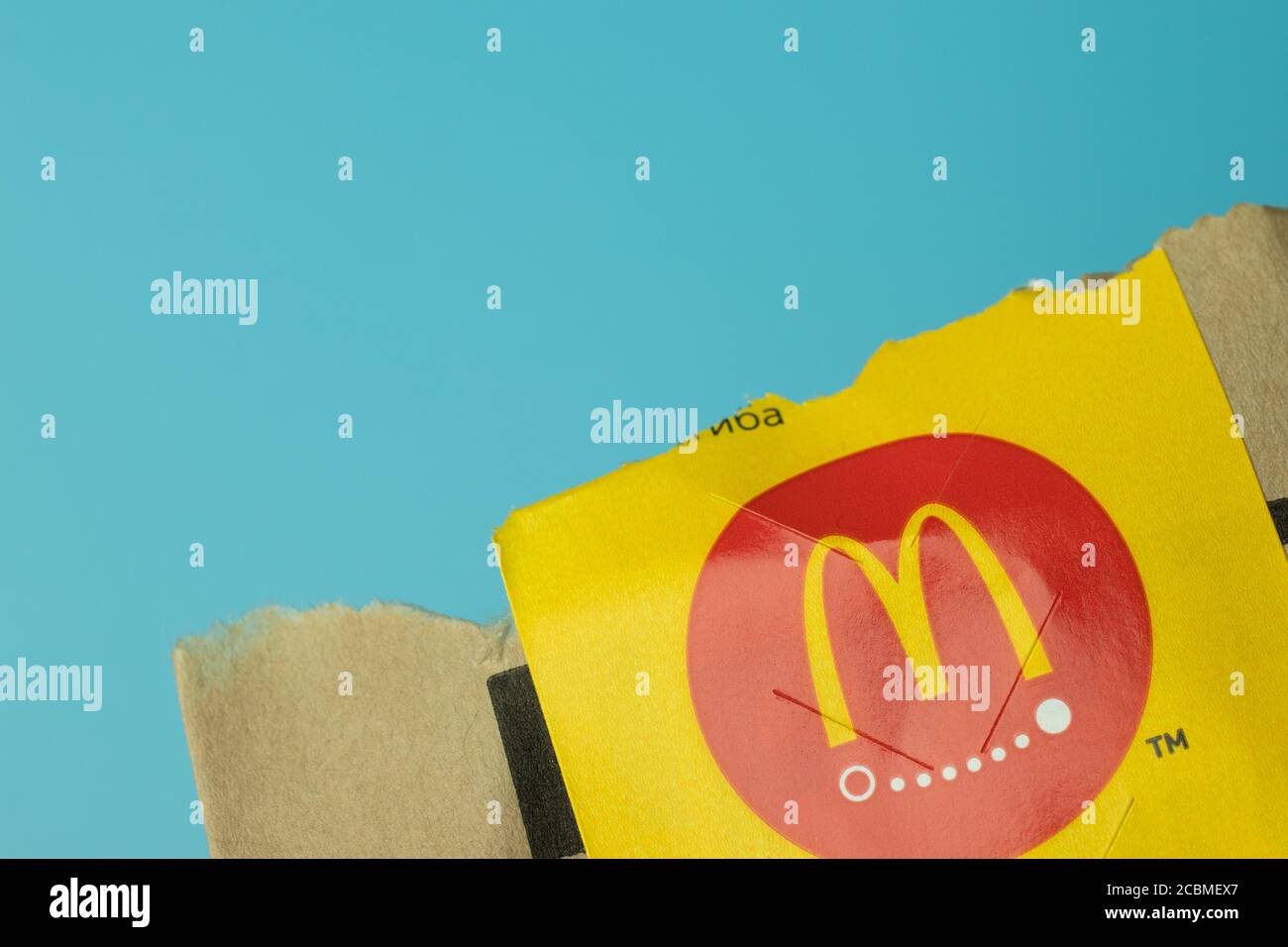 Mosca, Russia - 1 giugno 2020: Primo piano del logo McDonalds con spazio di copia, Editoriale illustrativo Foto Stock