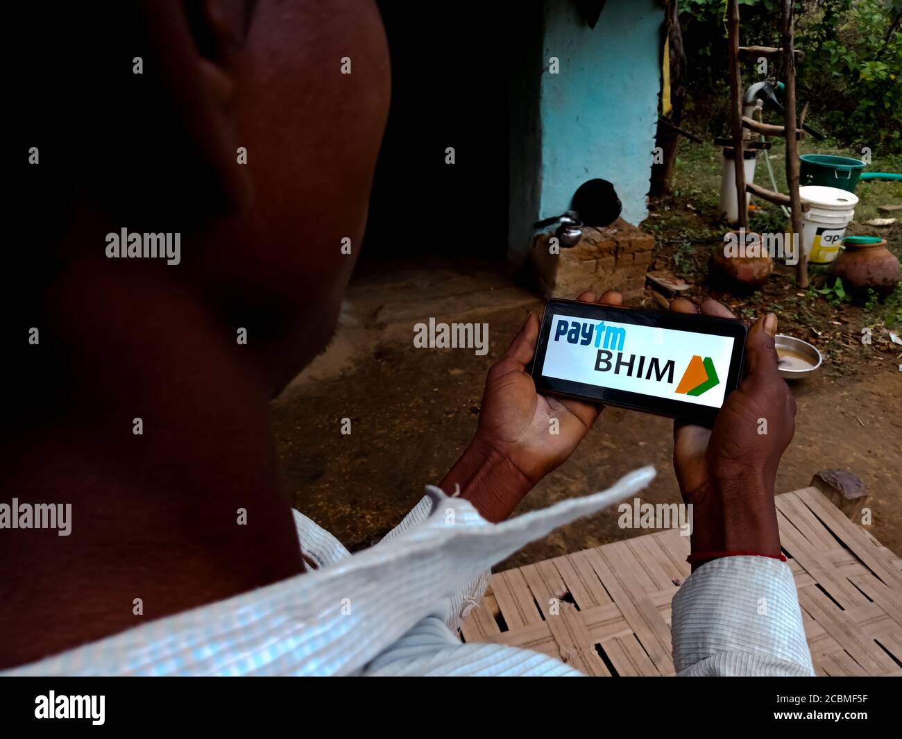 DISTRETTO KATNI, INDIA - 20 DICEMBRE 2019: BHIM UPI e il logo misto paytm presentato sullo schermo digitale del telefono intelligente da parte della gente del villaggio indiano mano holding Foto Stock