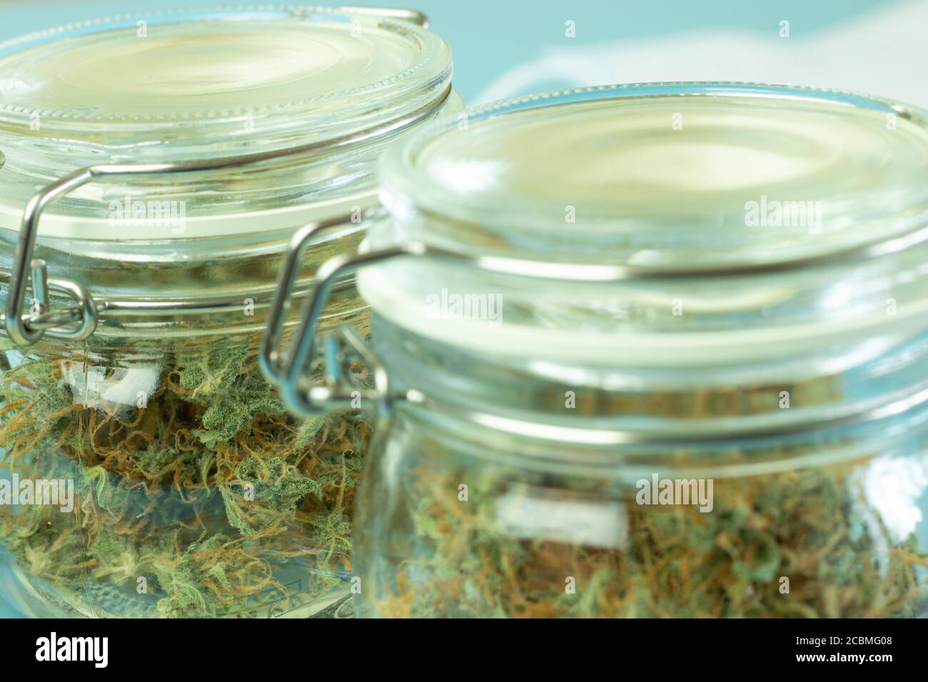 Primo piano di cannabis in contenitore. Sfondo sfocato. Produzione e vendita di marijuana medica online Foto Stock