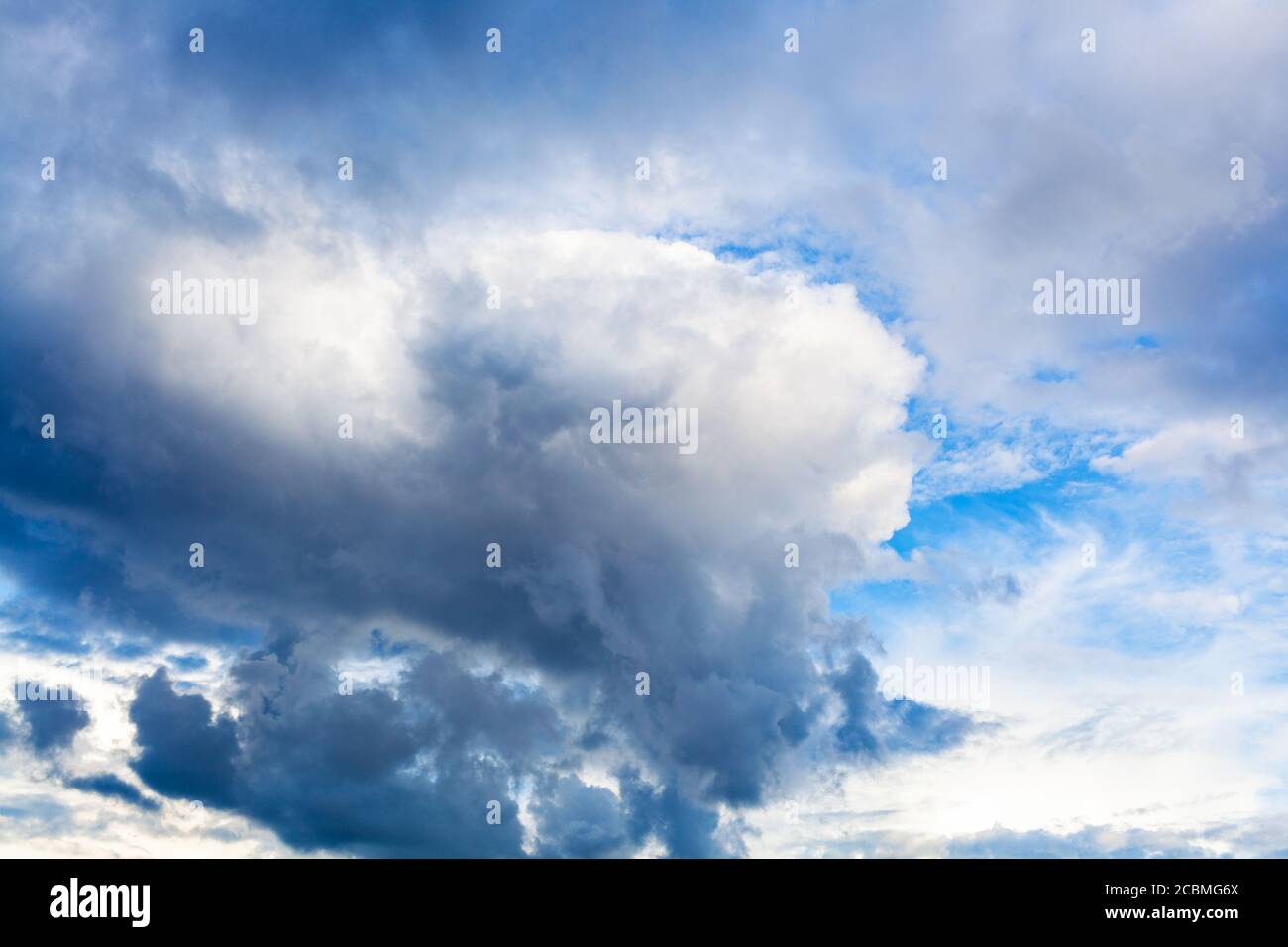 grande nuvola di pioggia scura in cielo blu nuvoloso in estate giorno Foto Stock