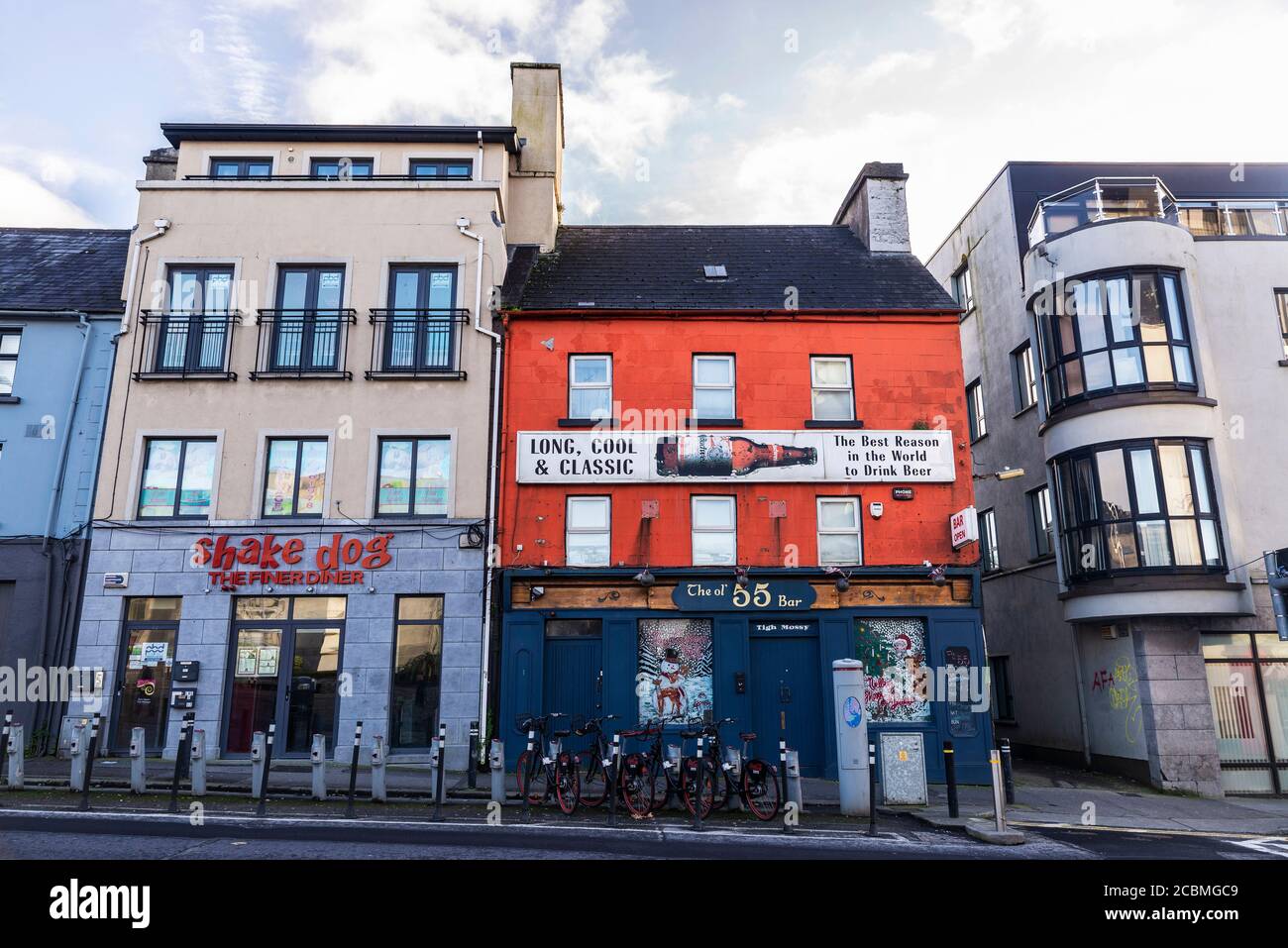 Galway, Irlanda - 3 gennaio 2020: Strada con negozio e un pub irlandese nel centro di Galway, Irlanda Foto Stock